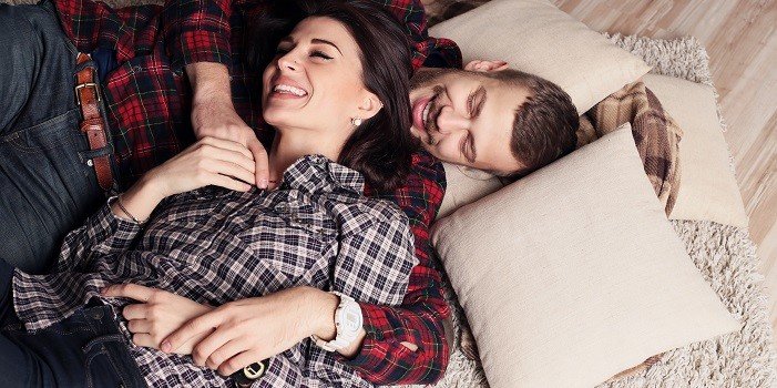 Couple s'enlaçant